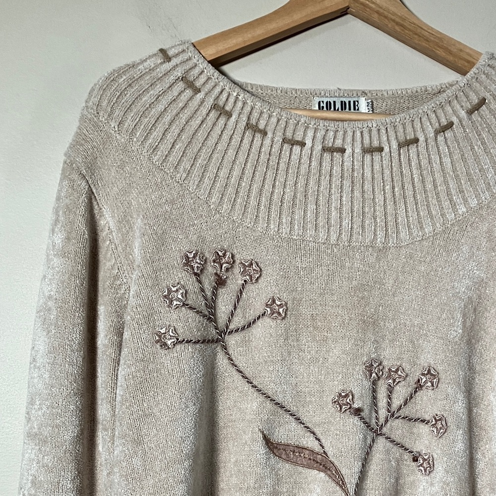 Vintage sweater chenille tan floral embroidery appliqué grandmacore - Picture 2 of 9